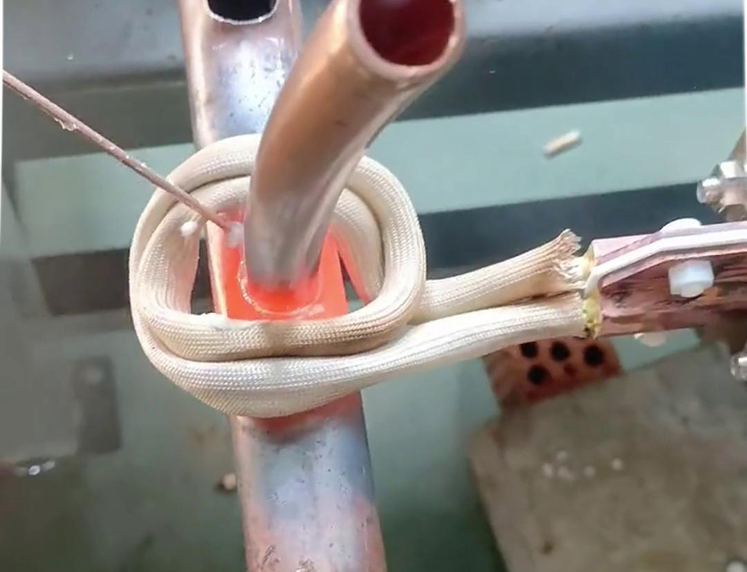 這款手持式高頻焊機(jī)就不一樣了，它焊接銅管操作簡(jiǎn)單，新手幾分鐘就能學(xué)會(huì)