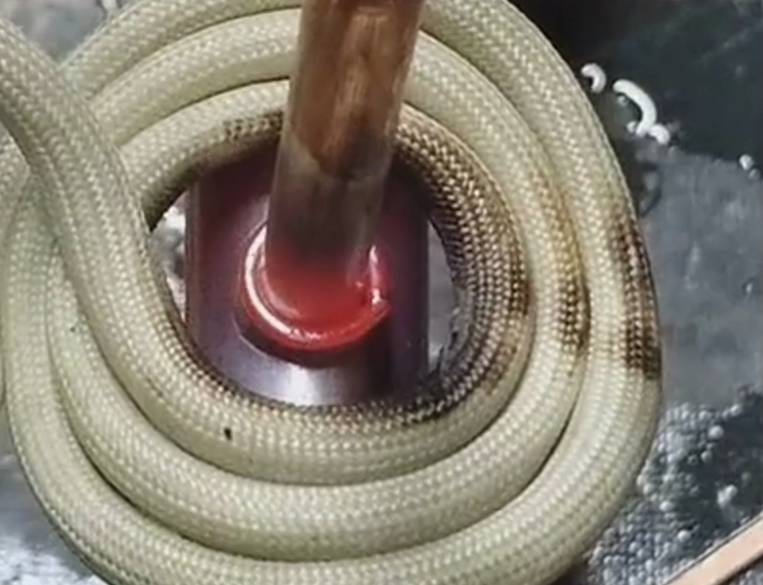 高頻焊機(jī)廣泛應(yīng)用于空調(diào)、制冷、水暖等領(lǐng)域中的三通分支銅管焊接