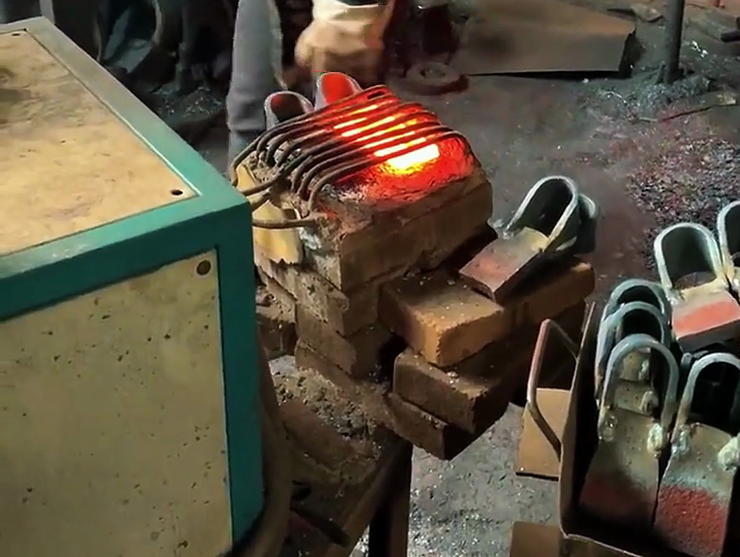 利用超音頻感應加熱技術(shù)，對鋤頭等農(nóng)具坯料進行快速、均勻加熱，隨后進行鍛造加工的工藝