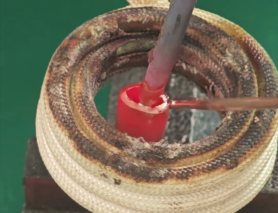 高頻銅管焊接機(jī)對(duì)銅管進(jìn)行快速、高效焊接的專業(yè)設(shè)備