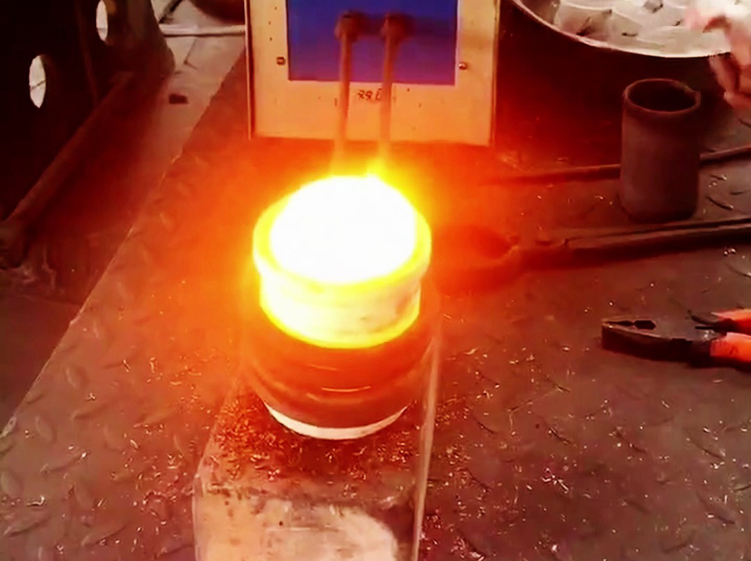 高頻熔煉爐適合在實(shí)驗(yàn)室，教學(xué)，小型化熔煉生產(chǎn)使用