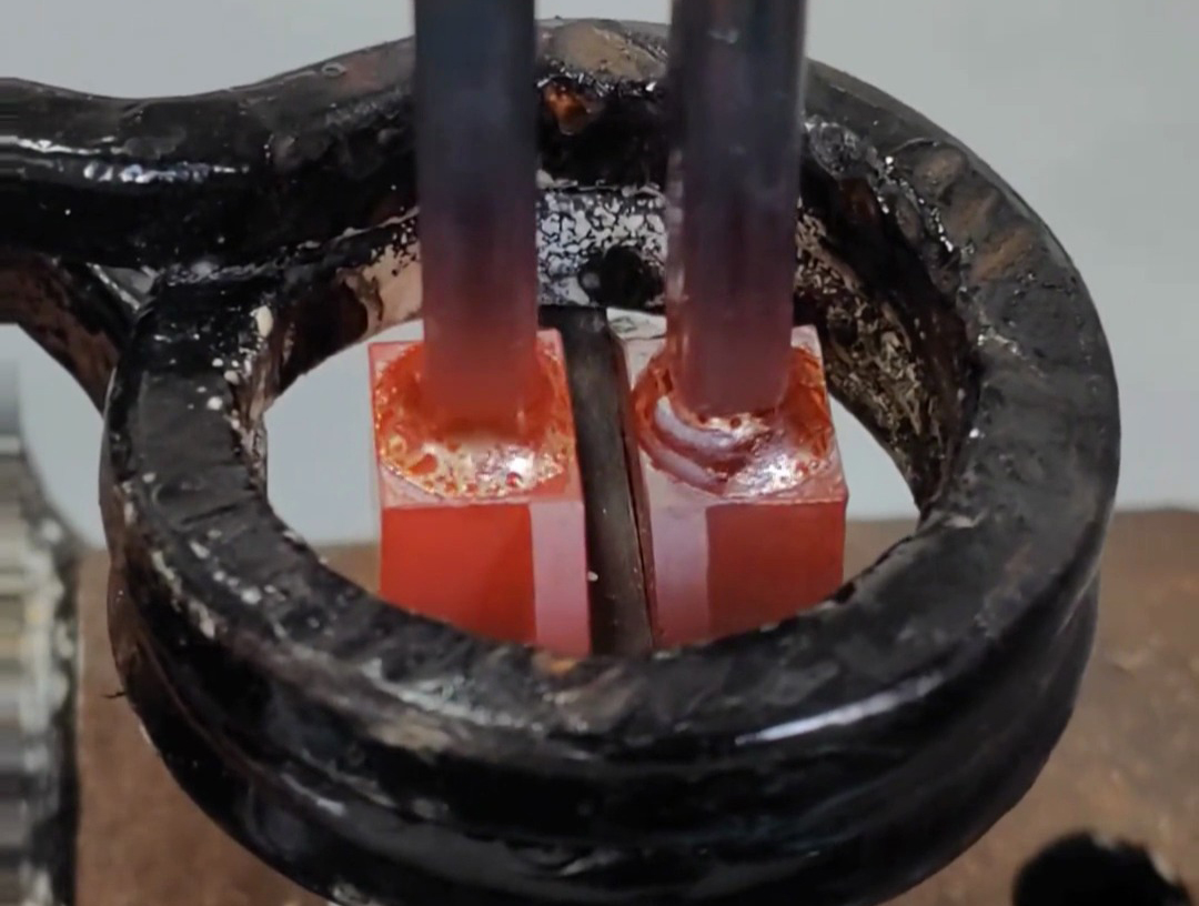 手持式高頻銅管焊接機(jī)是一種專門(mén)設(shè)計(jì)用于銅管連接的高效工具