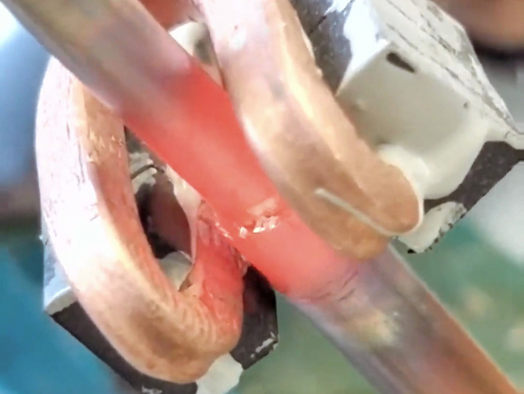 使用手持式高頻機焊接銅管的優(yōu)勢，一臺機器頂三個工人