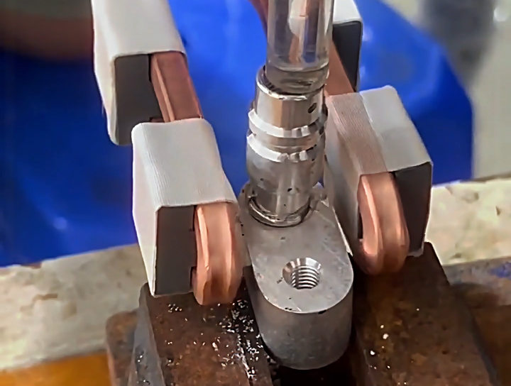 手持式高頻焊接機進行鋁型管焊接，工作人員無需復(fù)雜的操作培訓(xùn)即可快速上手