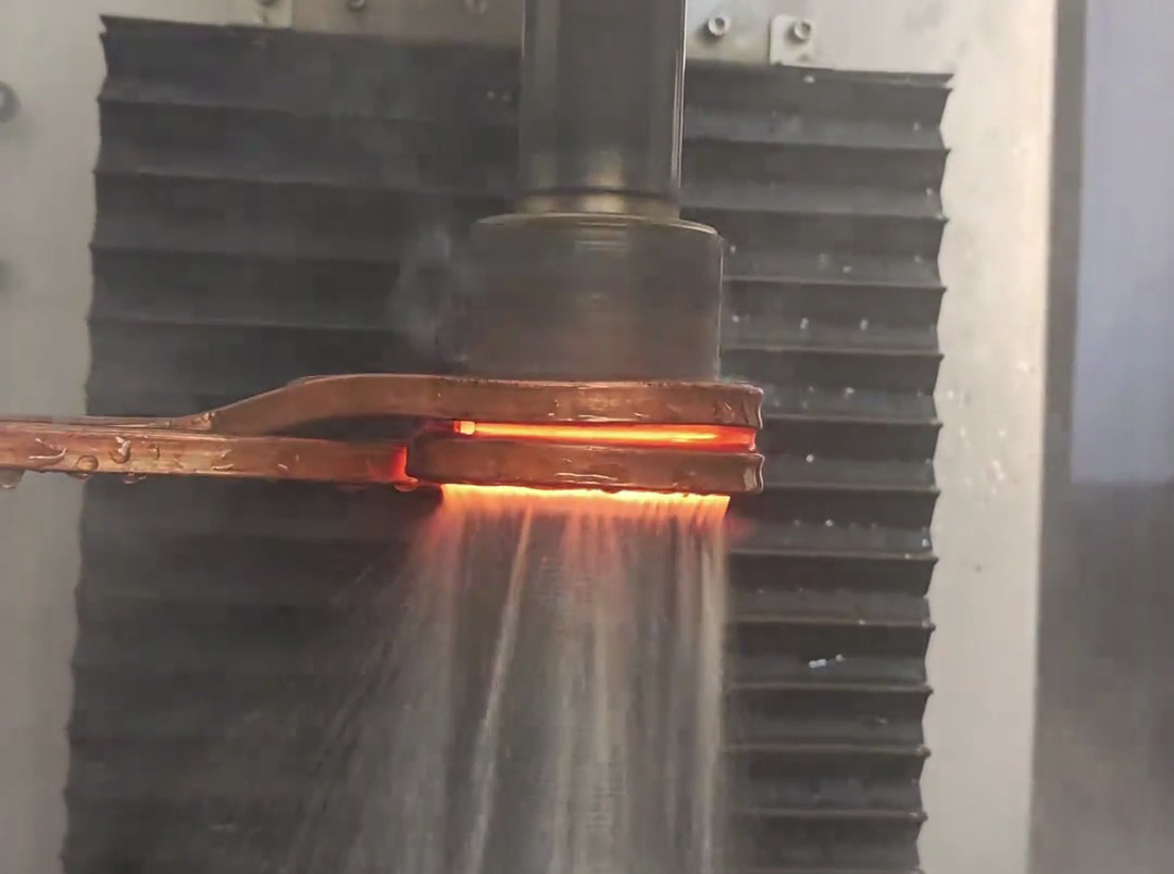 高頻淬火機(jī)床有多強(qiáng)，電機(jī)軸淬火全過程揭秘！硬度提升看得見