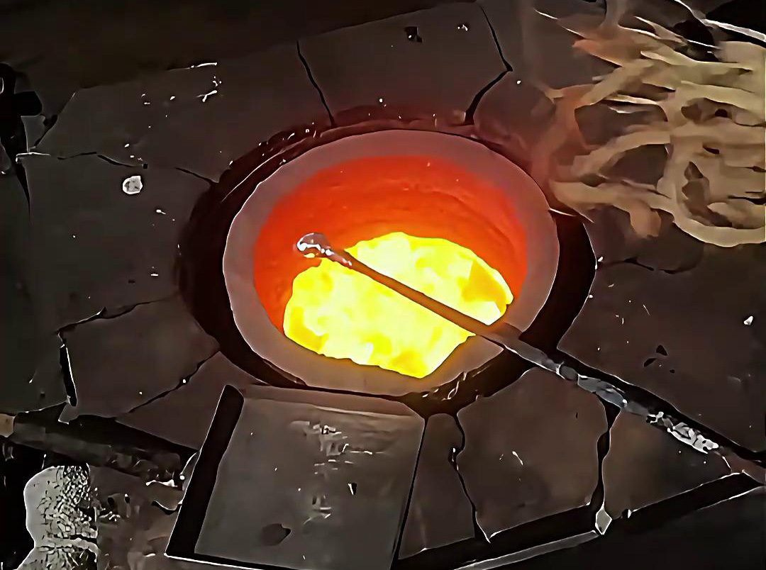 中頻熔煉爐熔化銀粉，根據(jù)需求配熔煉量大小