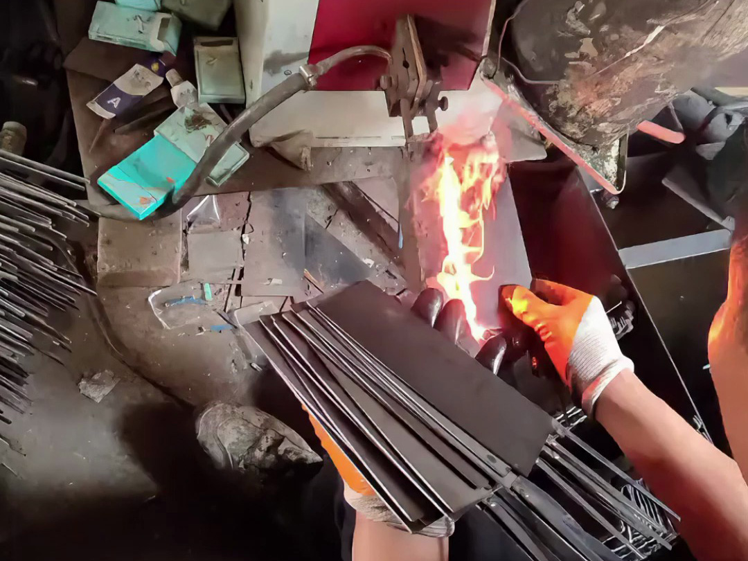 哪怕是廉價(jià)的菜刀，它也會(huì)經(jīng)過(guò)淬火熱處理工藝