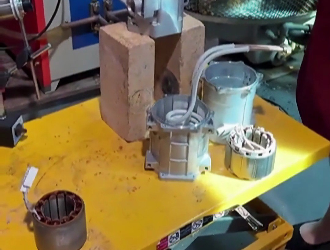 電機(jī)殼體熱裝新工藝，告別火焰加熱！感應(yīng)加熱方式電機(jī)殼體熱裝方法更均勻更安全