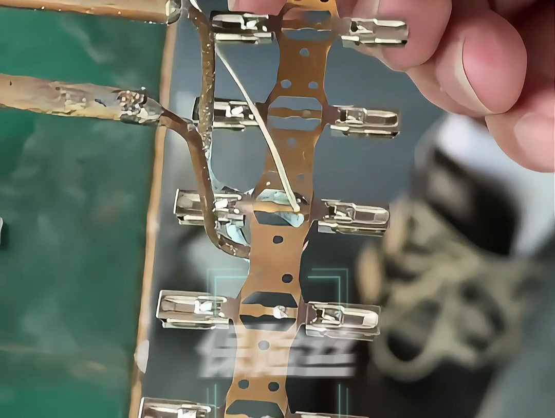 工人如何用超高頻焊接機完成保險絲焊接？高清畫面展示全過程！