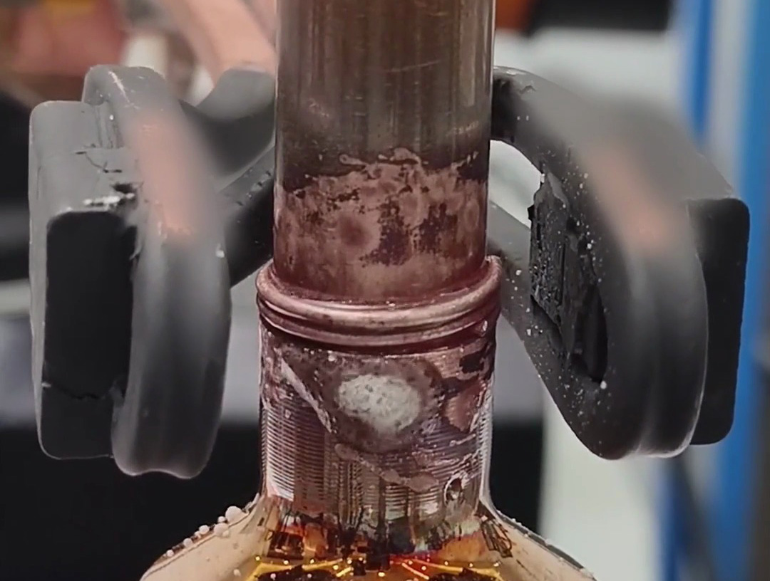 機械手帶動手持式高頻焊機左扭右擰，這樣焊接銅管效果更均勻