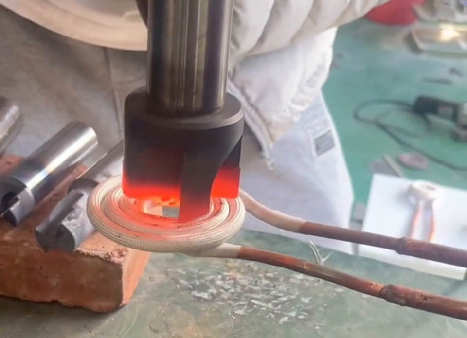 揭秘小型高頻加熱機(jī)的神奇操作！鉆頭合金熱取速度超乎想象！