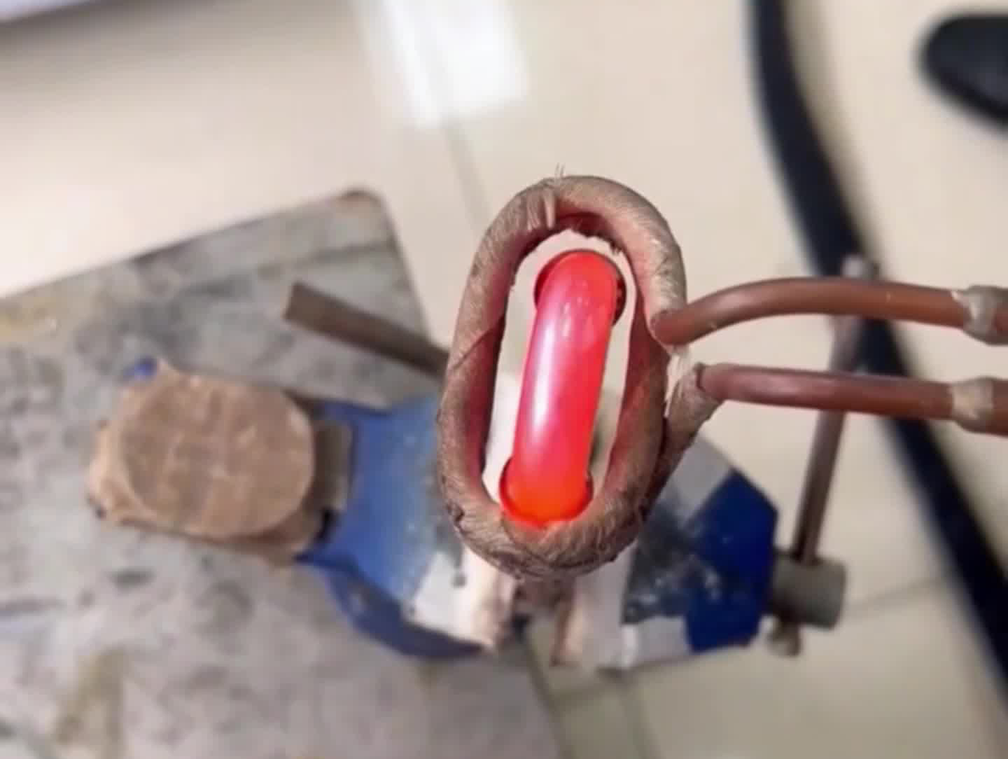 通電即用的智能手持式高頻焊接機(jī)，冷凝器銅管焊接全過(guò)程展示！