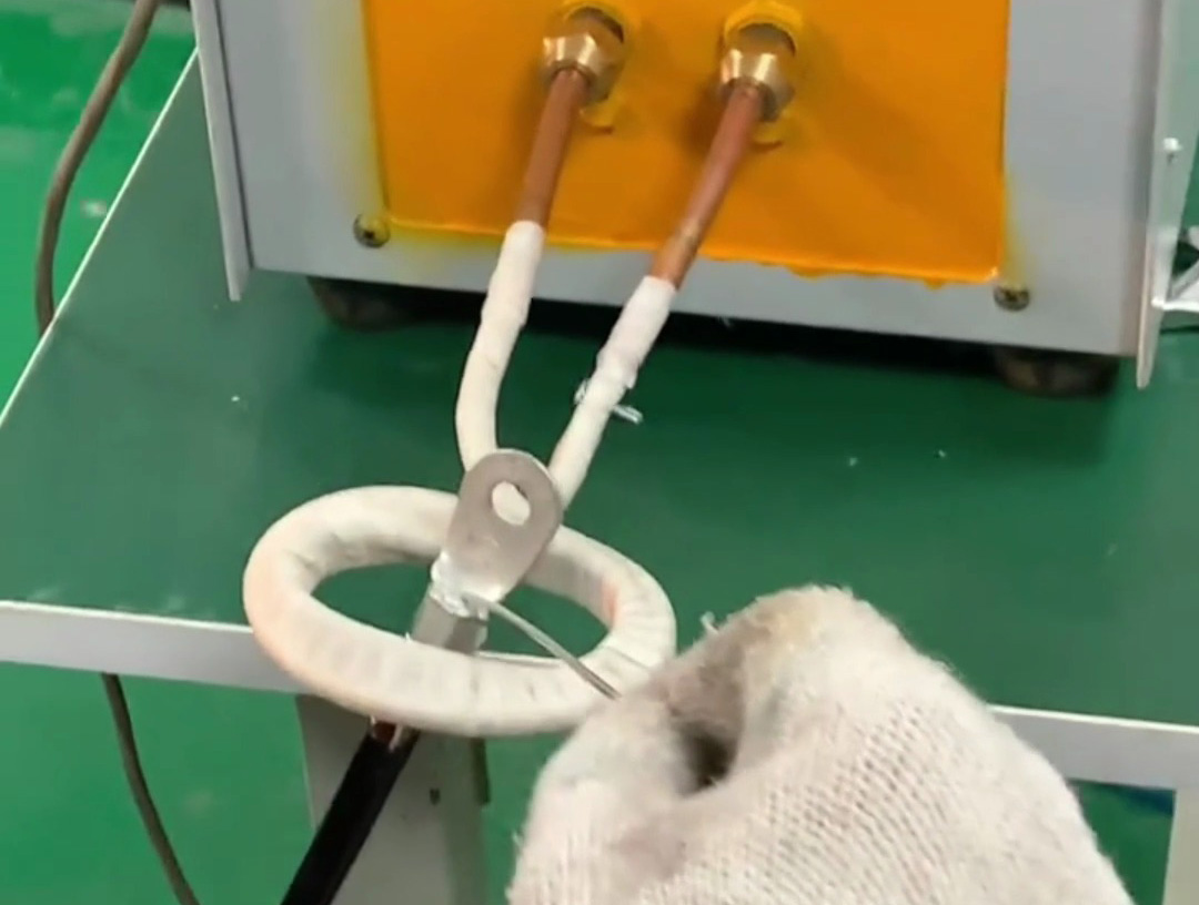 高頻感應(yīng)加熱設(shè)備助力線束端子焊接工藝升級！高精度高效率，工作質(zhì)量有保障