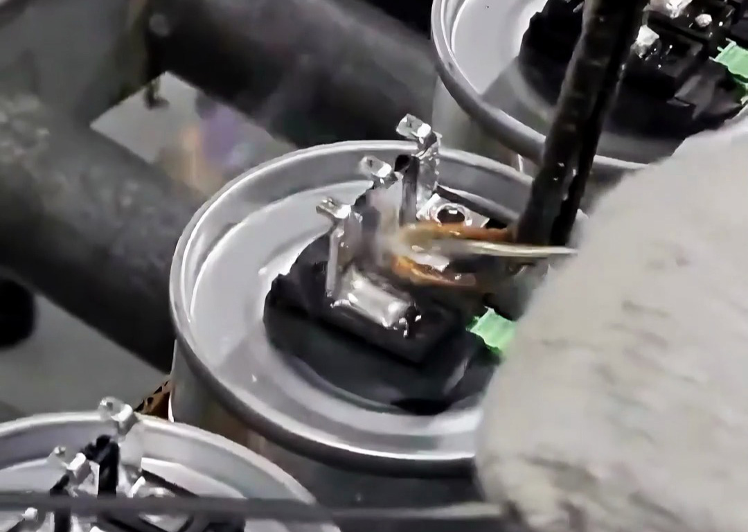 無虛焊、不連錫！焊錫填充的完美操作，這就是手持式高頻焊機(jī)