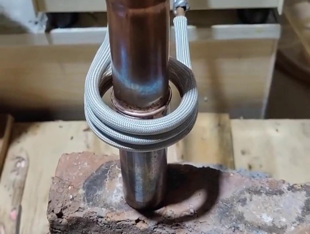 手持式高頻焊機焊接22mm銅管及三通接頭，不僅效率高、焊縫美觀